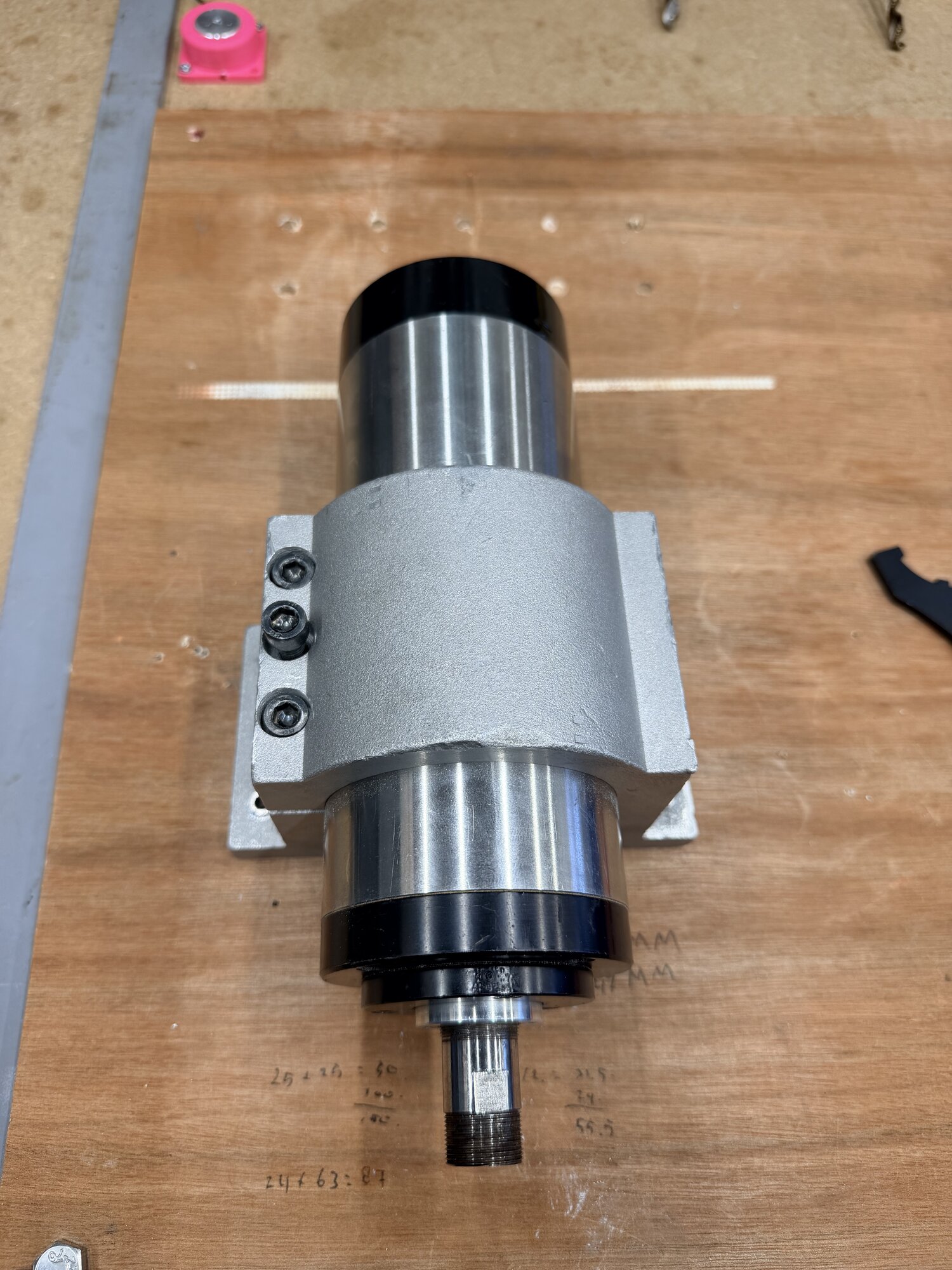De watergekoelde router spindle los op de werkbank