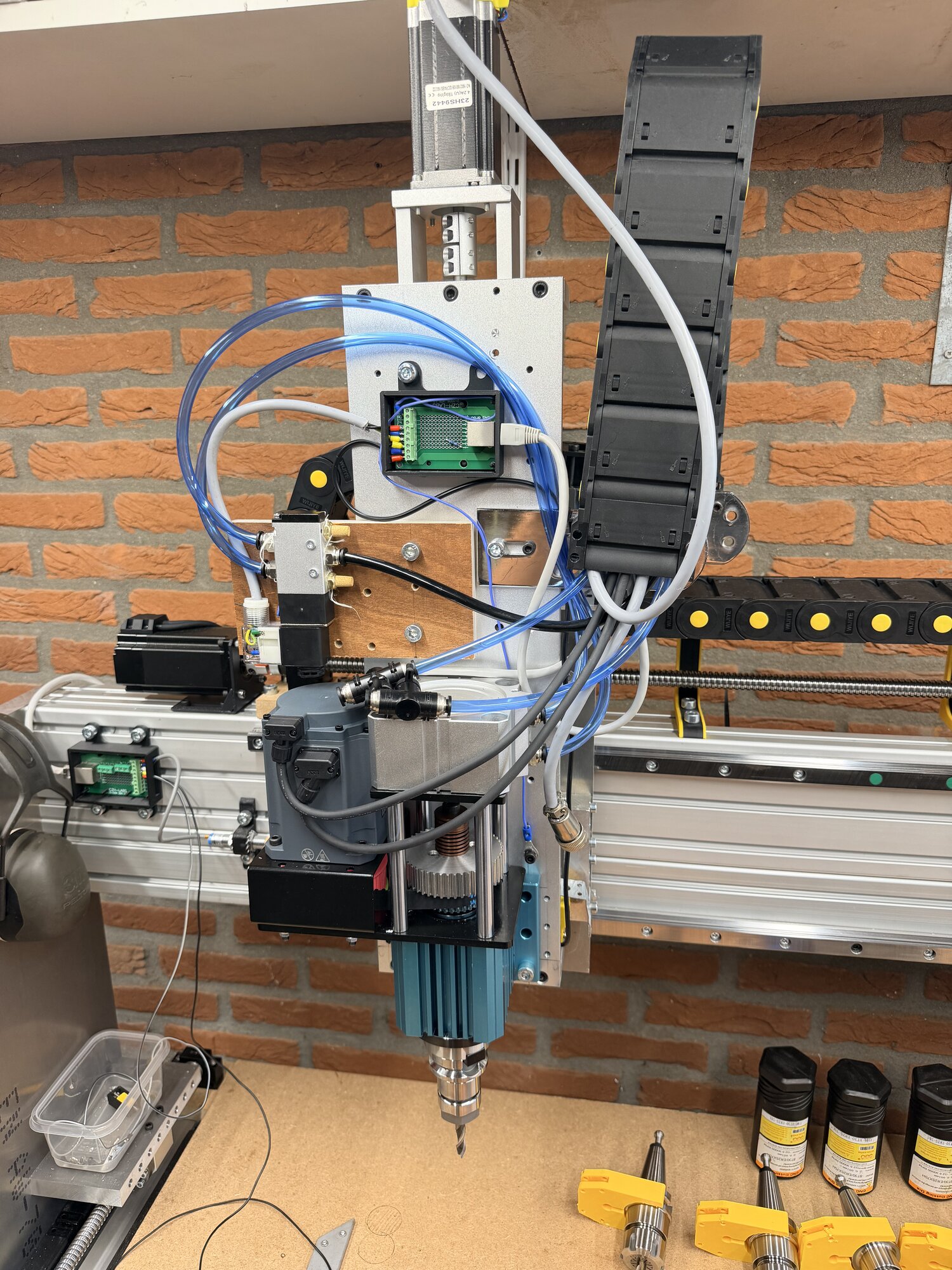 De spindelslede van de zijkant, met servo en riemaandrijving
