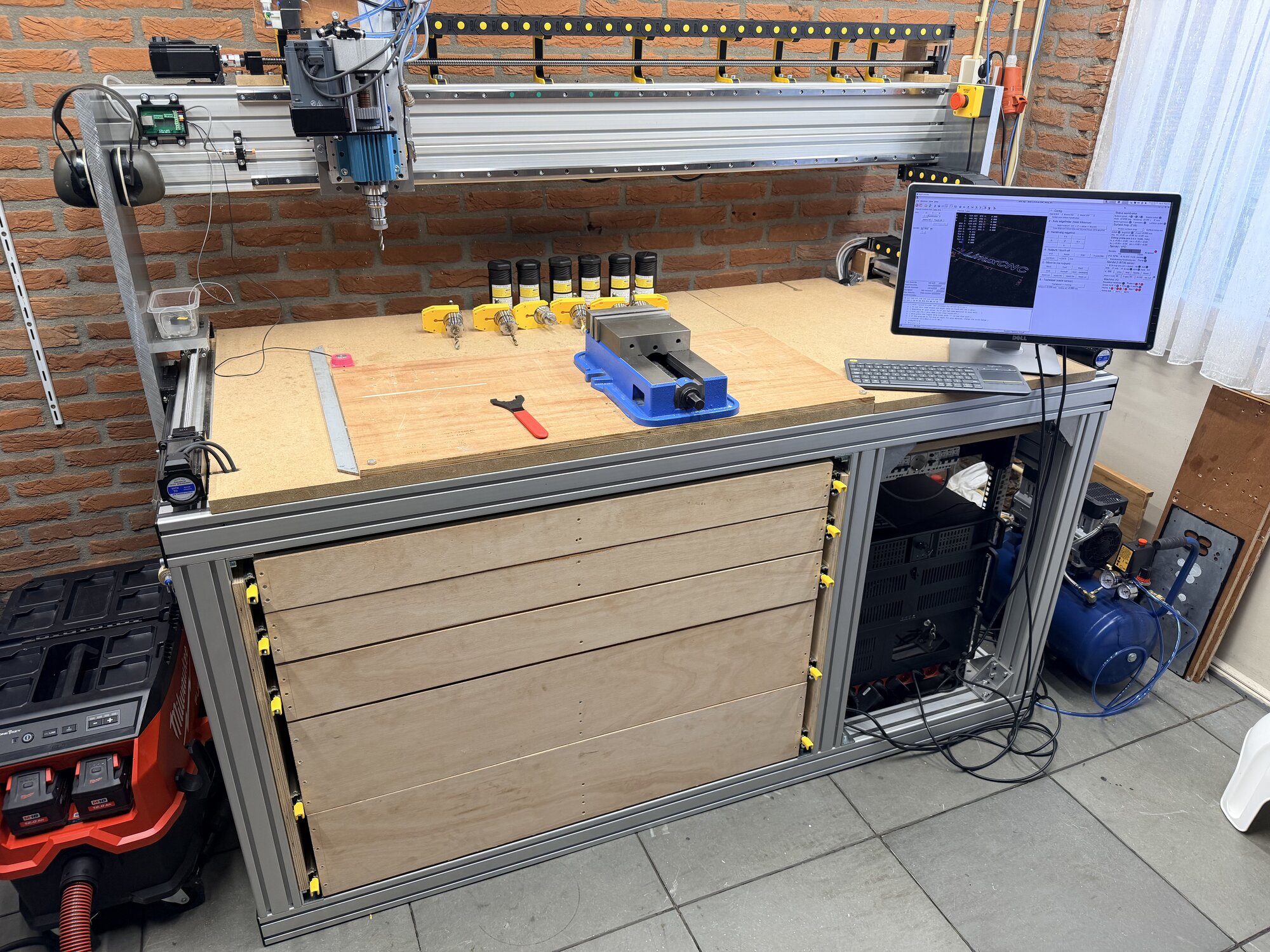 De machine zoals hij nu in de schuur staat